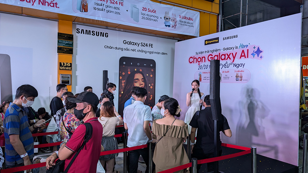 Đã có rất đông các khách hàng đến để được trải nghiệm Galaxy AI quyền năng