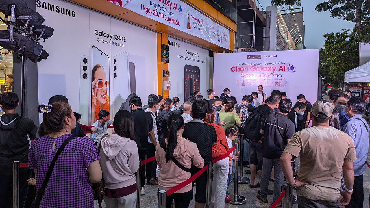 Đã có rất đông các khách hàng đến để được trải nghiệm Galaxy AI quyền năng