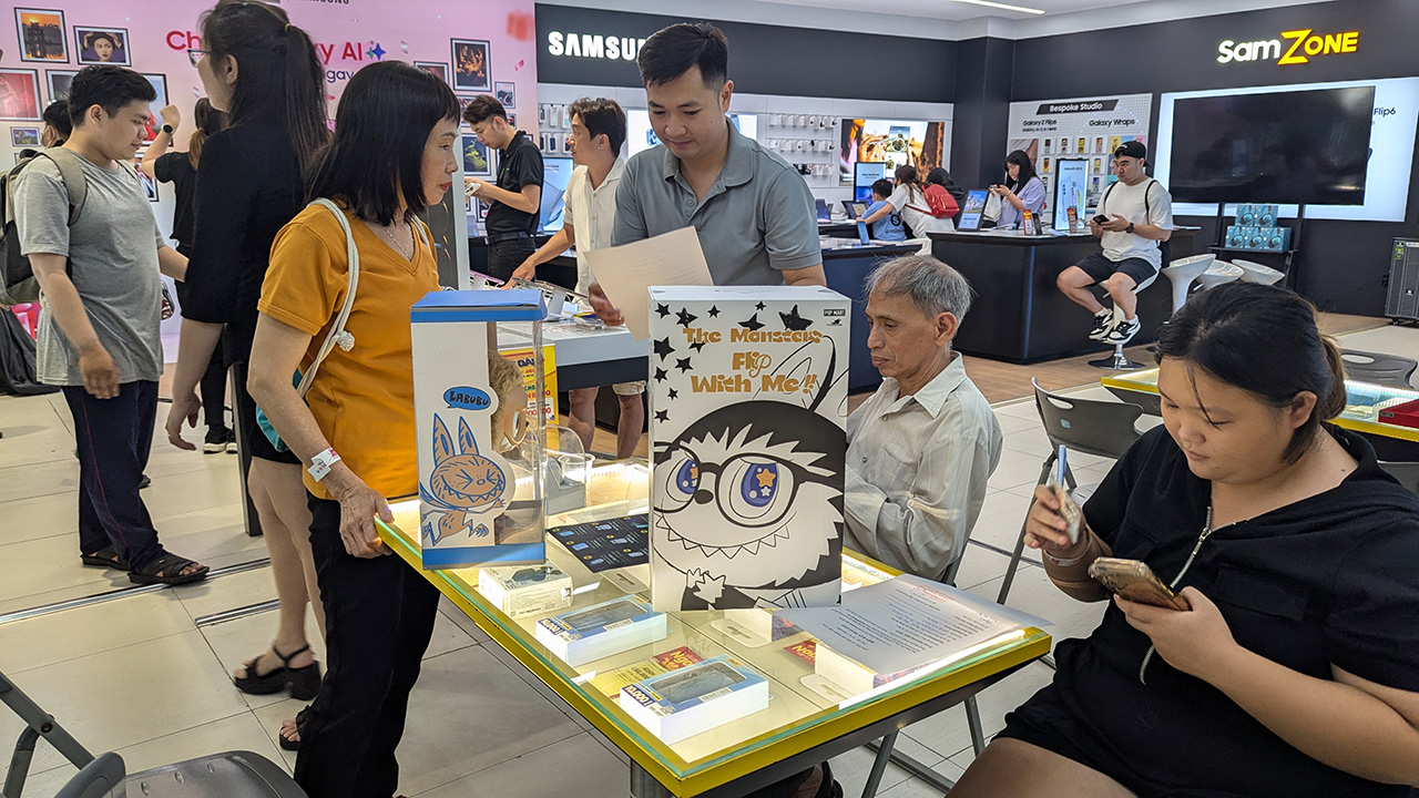 Các khách hàng may mắn đang hoàn tất các thủ tục để đem về nhà các phần quà giá trị