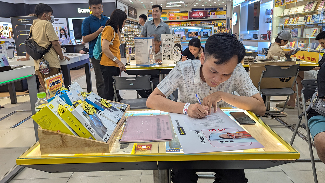 Các khách hàng may mắn đang hoàn tất các thủ tục để đem về nhà các phần quà giá trị