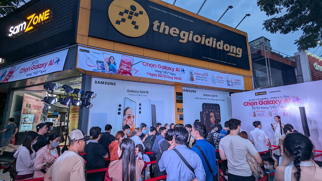 Đã có rất đông các khách hàng đến để được trải nghiệm Galaxy AI quyền năng