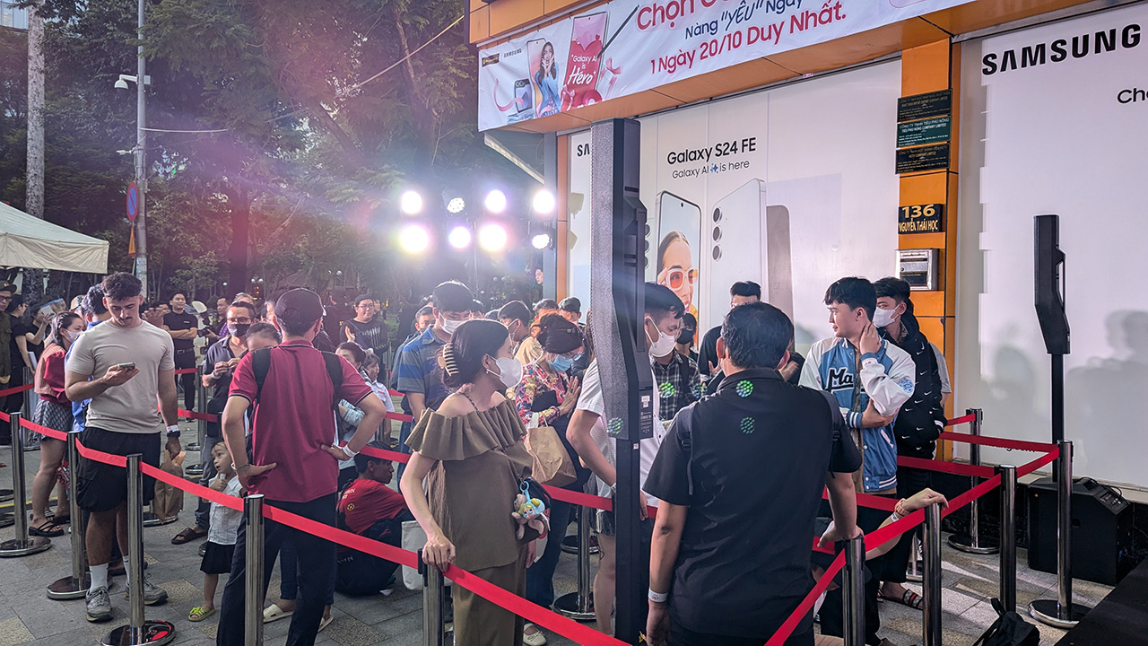 Đã có rất đông các khách hàng đến để được trải nghiệm Galaxy AI quyền năng