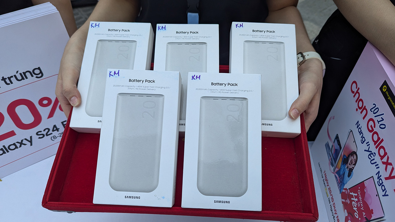 Rất nhiều phần quà đang chờ đợi những khách hàng may mắn của ngày hôm nay