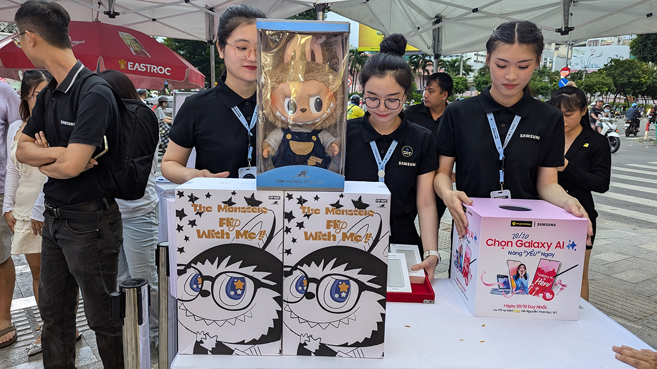 Rất nhiều phần quà đang chờ đợi những khách hàng may mắn của ngày hôm nay