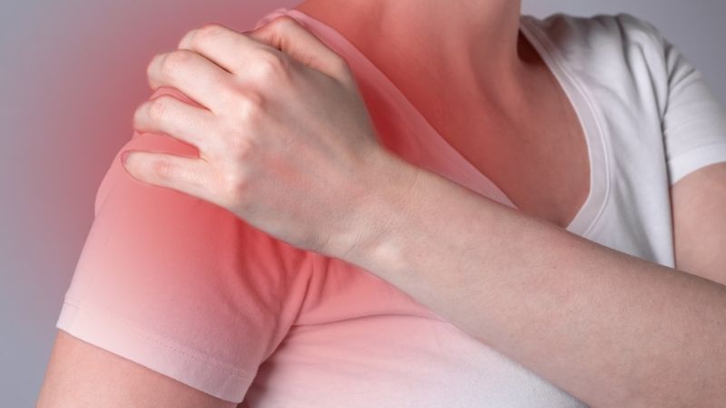 Bạn có thể sử dụng lá đinh lăng như một phương pháp giảm đau nhức xương khớp
