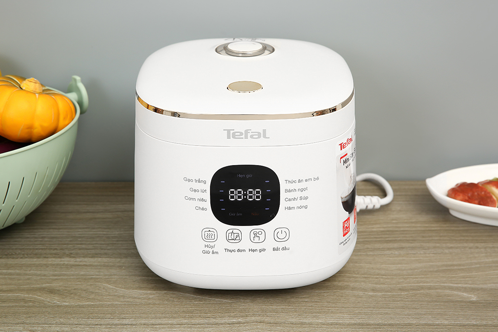 Nồi cơm điện tử Tefal 0.7 lít RK515168 đang có giá khuyến mãi là 1.290.000đ (cập nhật đến tháng 10/2024)