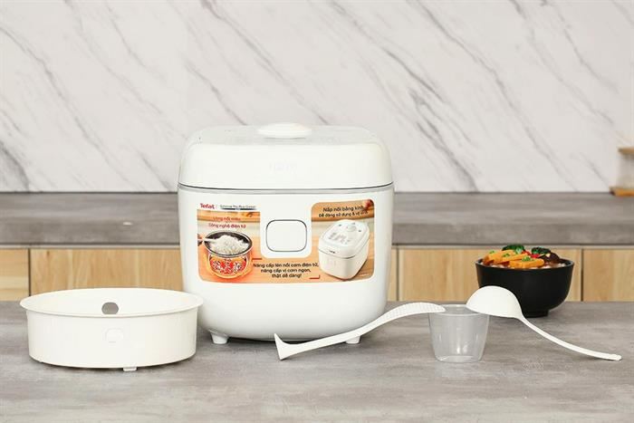 Nồi cơm điện tử Tefal RK7711Y0 màu trắng, bảng điều khiển cảm ứng hiện đại.