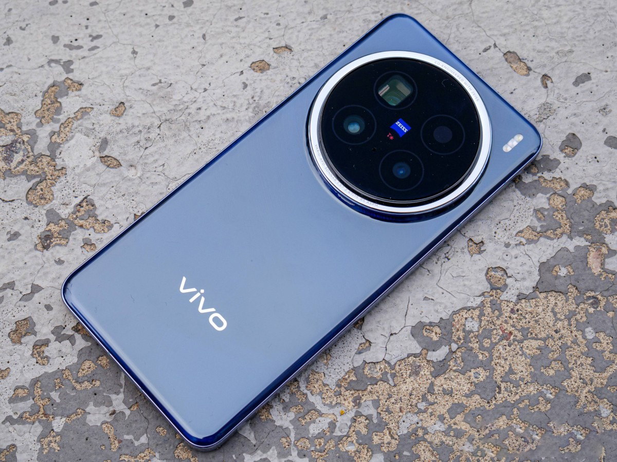 vivo X200 Pro được thiết kế với kiểu dáng bo cong mềm mại. Nguồn: GSMArena.