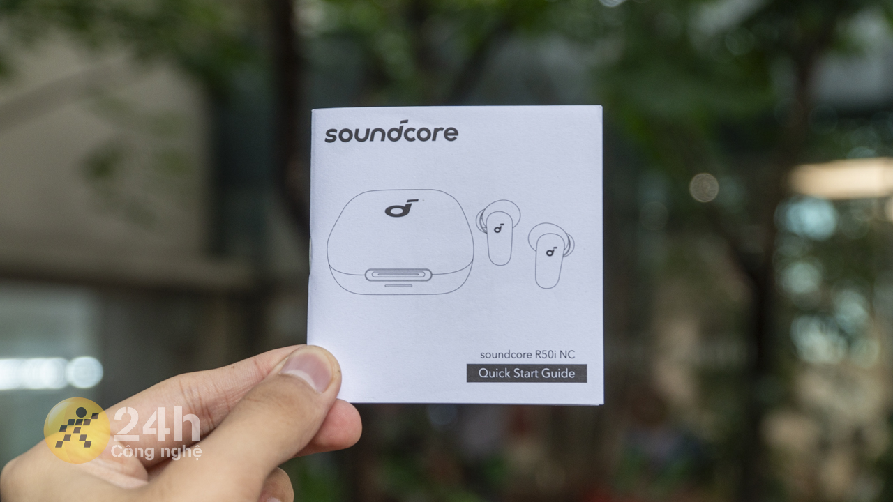 Bên trong hộp đựng Anker Soundcore R50i NC chứa sách hướng dẫn sử dụng.