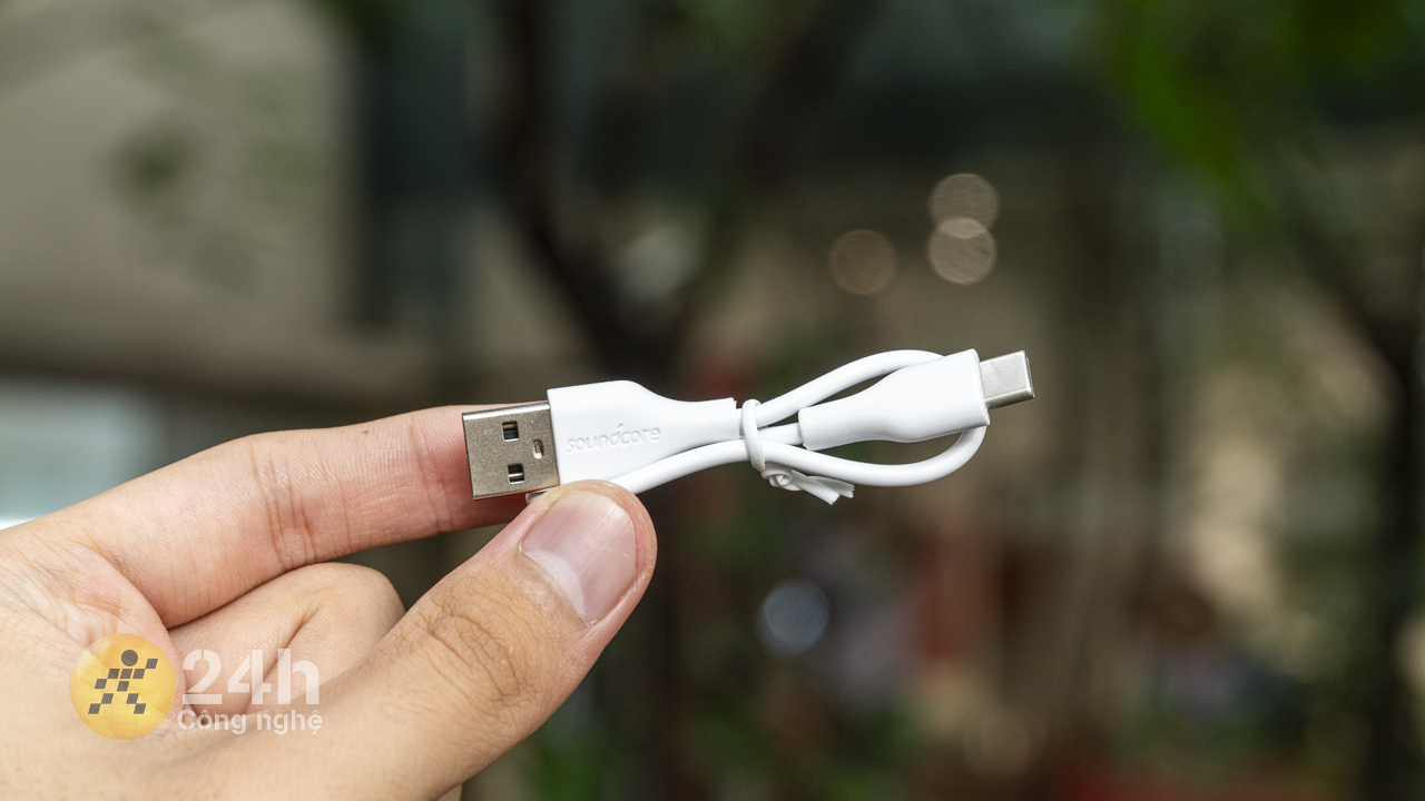 Ngoài ra còn có dây sạc USB-C.