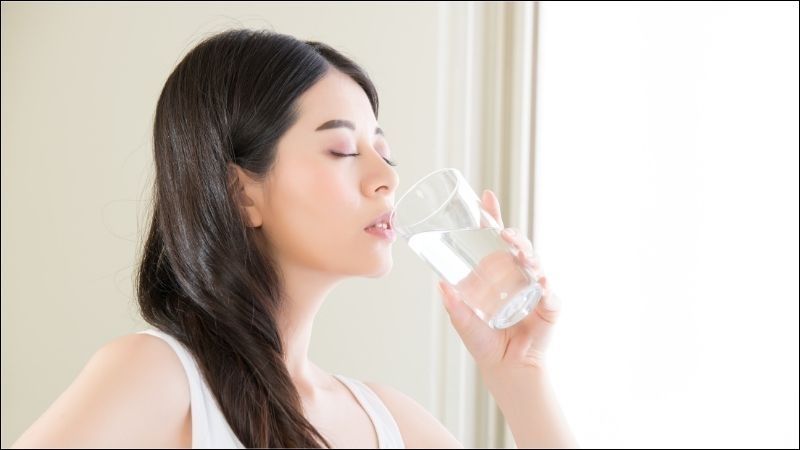 Uống nhiều nước sẽ giúp giảm thiểu tác động tiêu cực của món chiên nhiều dầu Uống nhiều nước sẽ giúp giảm thiểu tác động tiêu cực của món chiên nhiều dầu