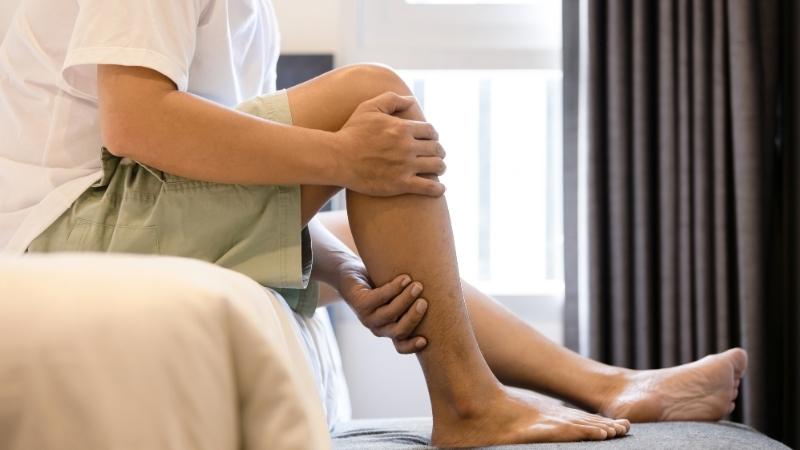 Cường cận gi&aacute;p thứ ph&aacute;t dẫn đến c&aacute;c c&aacute;c rối loạn về xương v&agrave; khớp