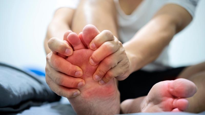 Khi mắc gout, bệnh nh&acirc;n c&oacute; thể bị vi&ecirc;m v&agrave; đau đớn ở c&aacute;c khớp