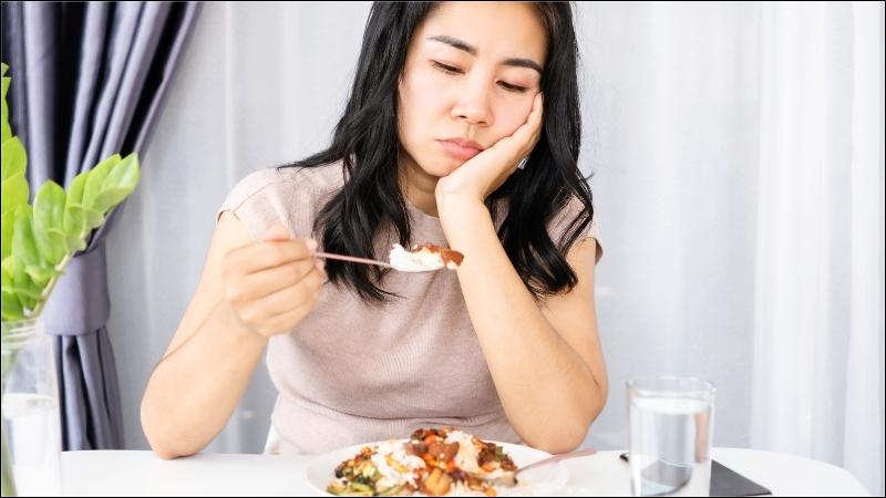 Người bệnh suy thận mạn c&oacute; thể gặp c&aacute;c triệu chứng như ch&aacute;n ăn, mệt mỏi,...