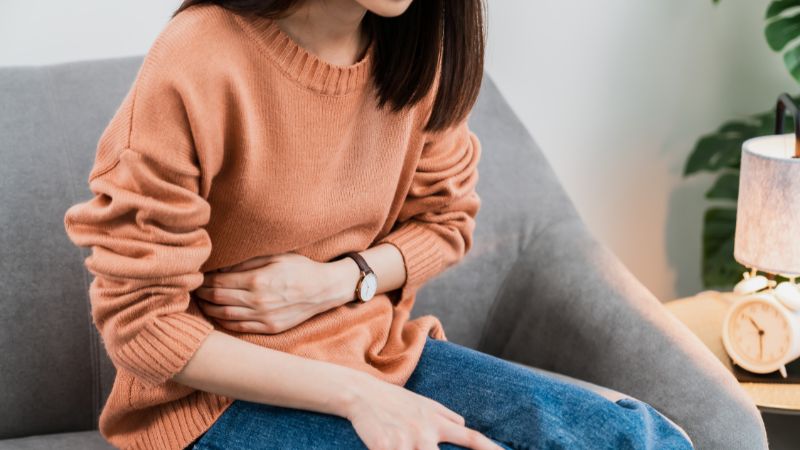 Tình trạng đau bụng có thể xảy ra khi sử dụng bột nghệ đen trong thời gian dài