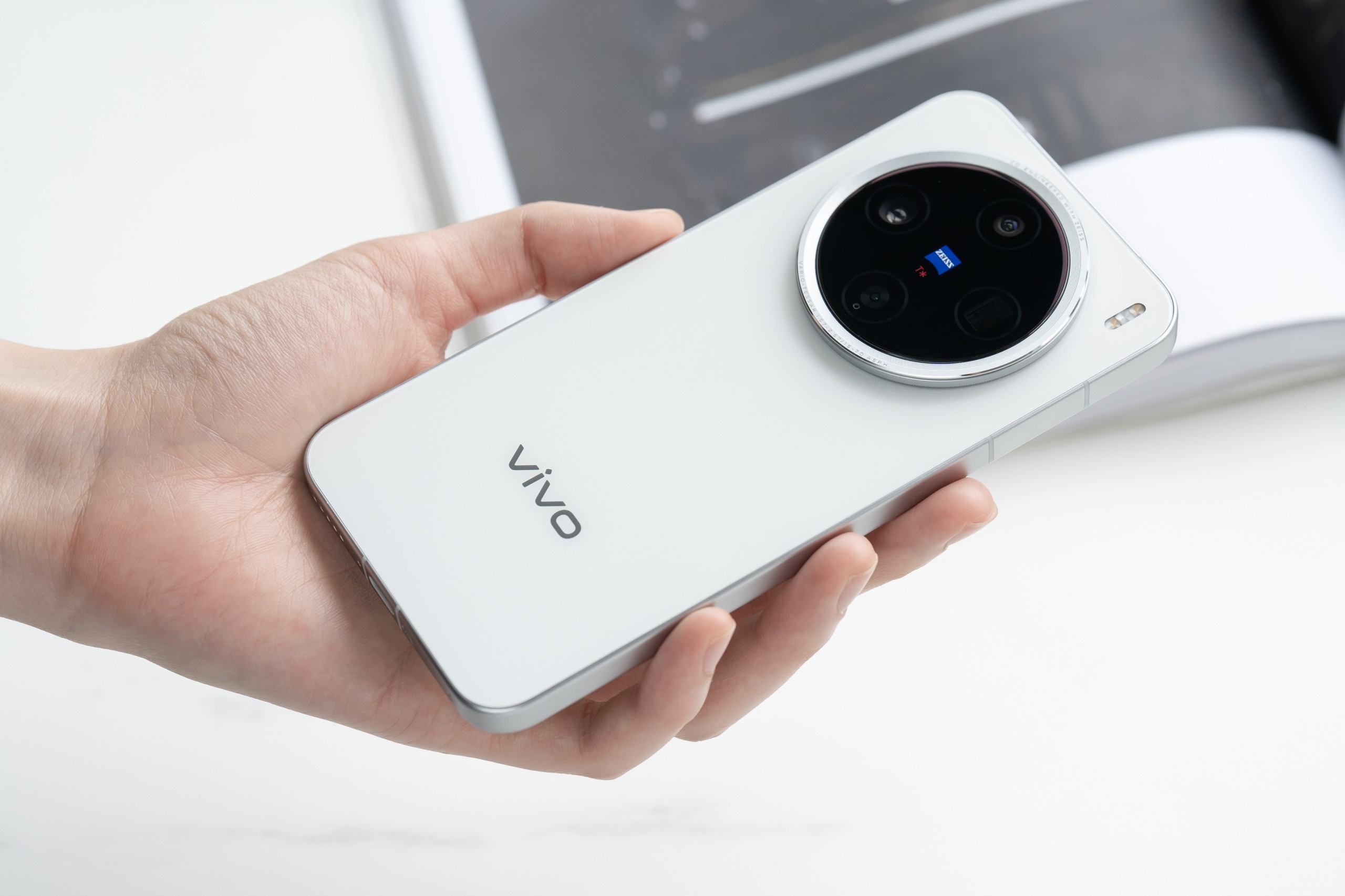 Mặt lưng vivo x200 Pro mini được thiết kế dạng nhám để hạn chế tình trạng bám mồ hôi, dấu vân tay khó chịu.