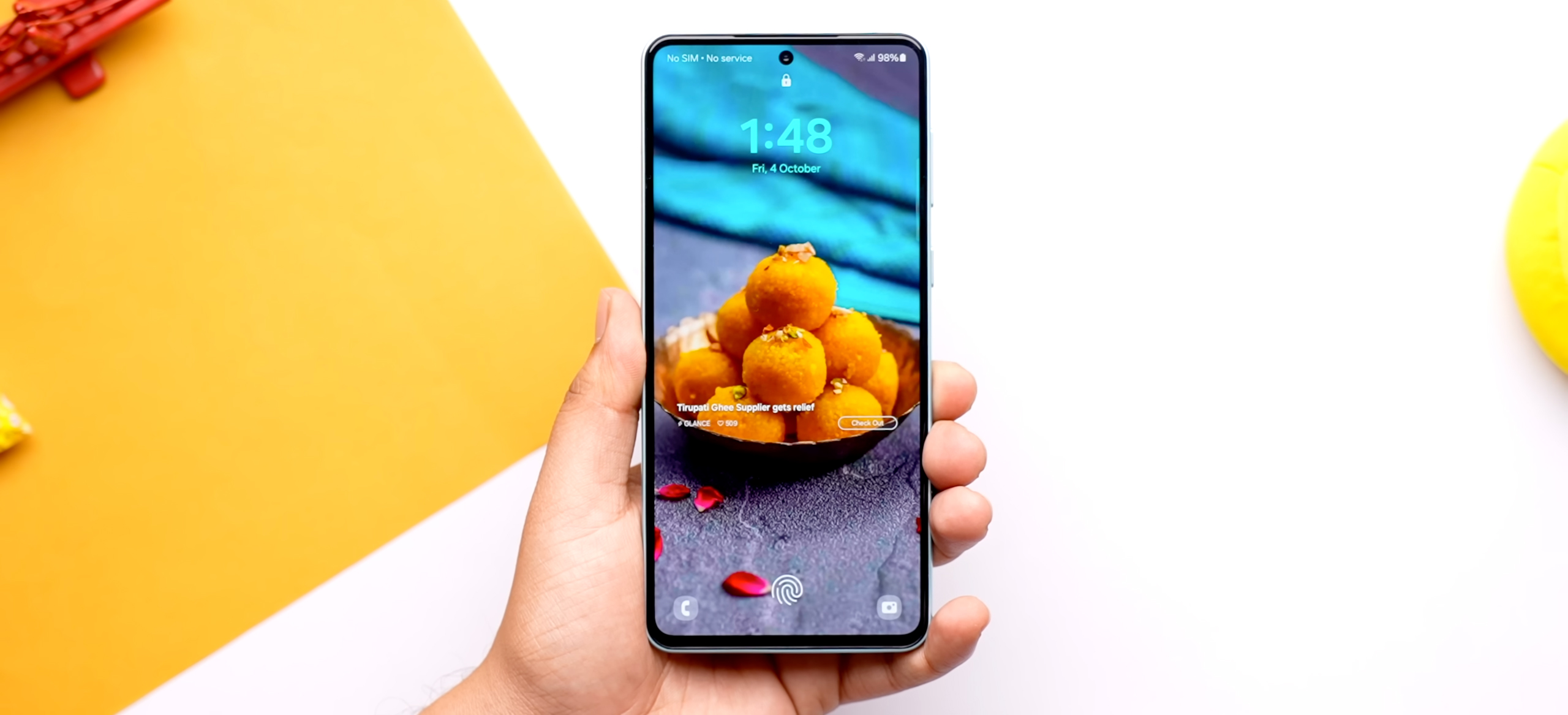 Khả năng hiển thị Galaxy M55s rất tốt với tấm nền Super AMOLED+, đọ phân giải FHD+, tần số quét 120 Hz. Nguồn: Beebom.