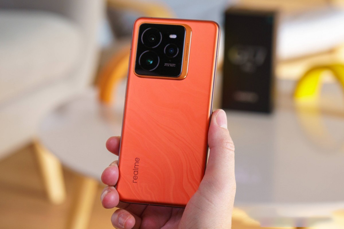 realme GT7 Pro được thiết kế dạng bo cong ở hai mặt trước sau để mang lại trải nghiệm cầm nắm thoải mái nhất cho người dùng. Nguồn: GSMArena.