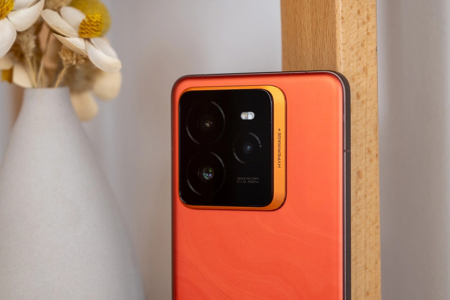 Nổi bật trên mặt lưng realme GT7 Pro là cụm camera lớn hình vuông. Nguồn: Weibo.