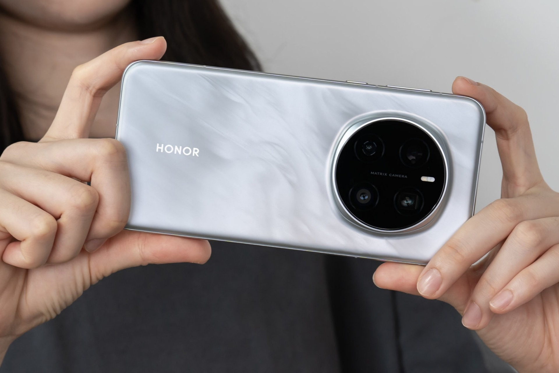 Mặt lưng HONOR Magic7 Pro nổi bật với cụm camera lớn ở mặt lưng. Nguồn: Vopmart.