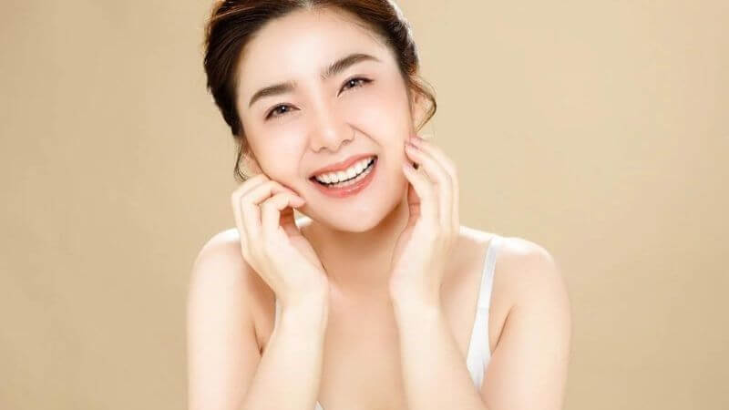 Hàm lượng vitamin C cao trong thanh long không chỉ giúp sản sinh collagen, cải thiện độ săn chắc của da mà còn hỗ trợ da tự phục hồi sau tổn thương