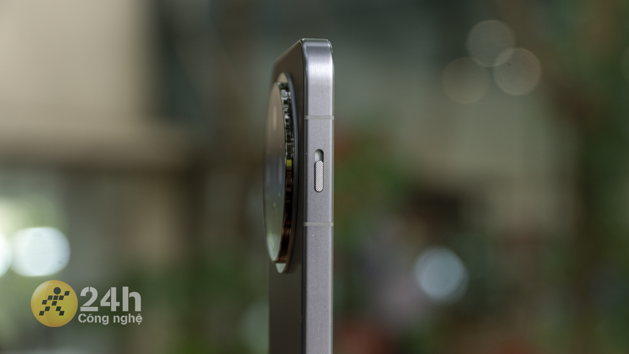 Cạnh phải OPPO Find X8 được đặt cần gạt âm. Cạnh phải OPPO Find X8 được đặt cần gạt âm.