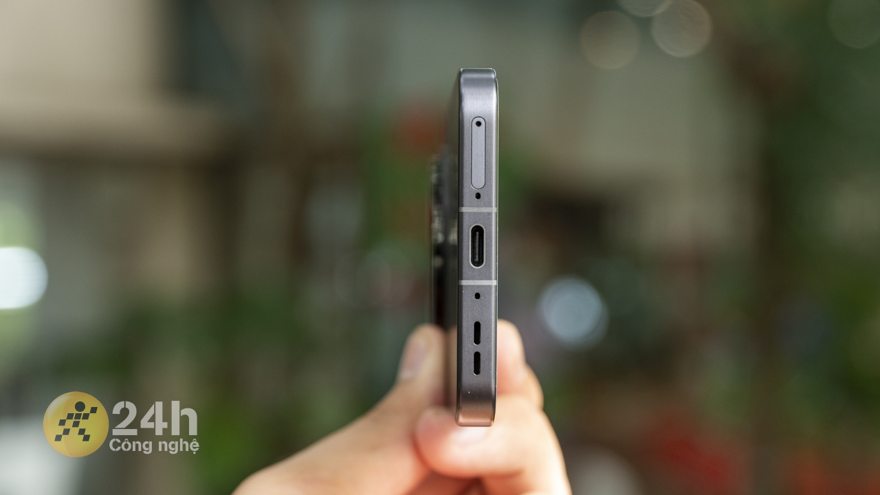 Cạnh đáy thiết bị chứa mic, dải loa, cổng sạc USB-C và khe cắm SIM. Cạnh đáy thiết bị chứa mic, dải loa, cổng sạc USB-C và khe cắm SIM.