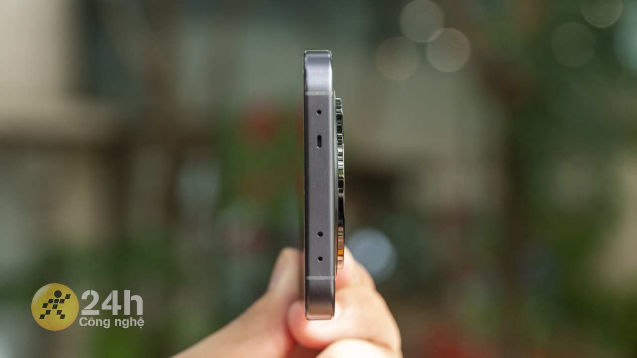 Cạnh đỉnh của OPPO Find X8 chứa mic và vài cảm biến. Cạnh đỉnh của OPPO Find X8 chứa mic và vài cảm biến.