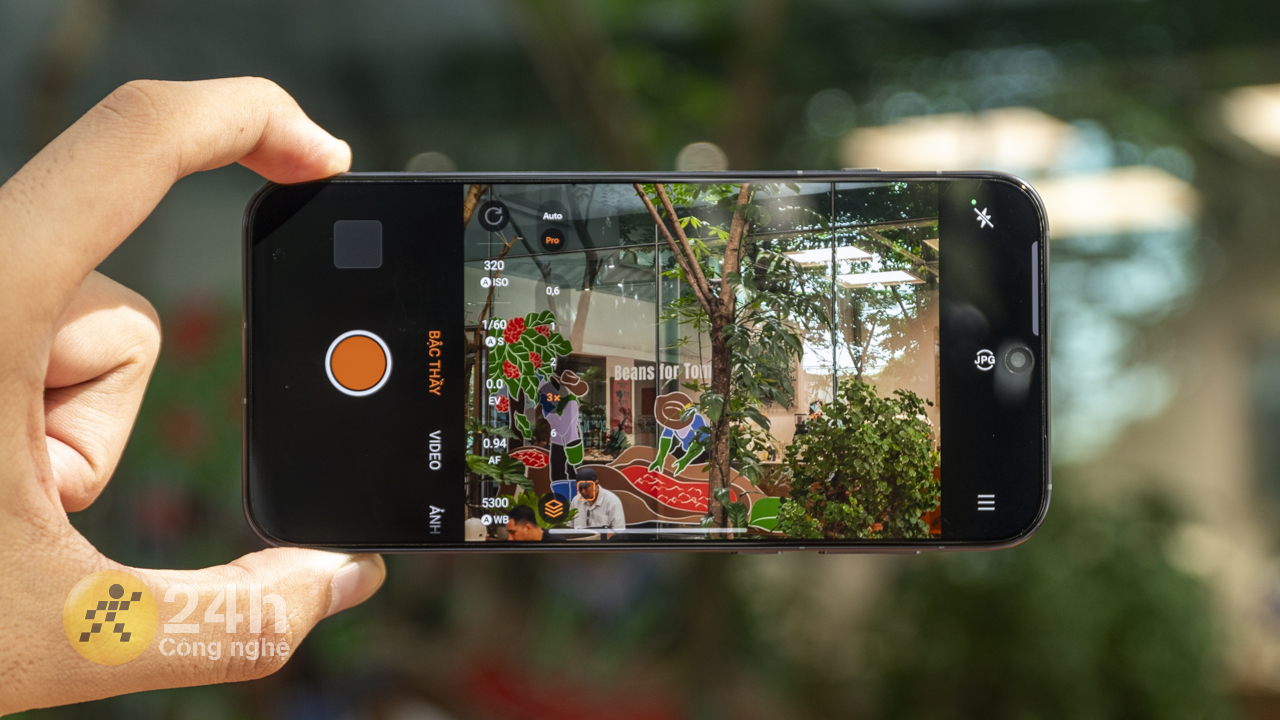 OPPO Find X8 hoàn toàn đáp ứng tốt nhu cầu chụp ảnh của người dùng với cụm camera xịn sò. OPPO Find X8 hoàn toàn đáp ứng tốt nhu cầu chụp ảnh của người dùng với cụm camera xịn sò.