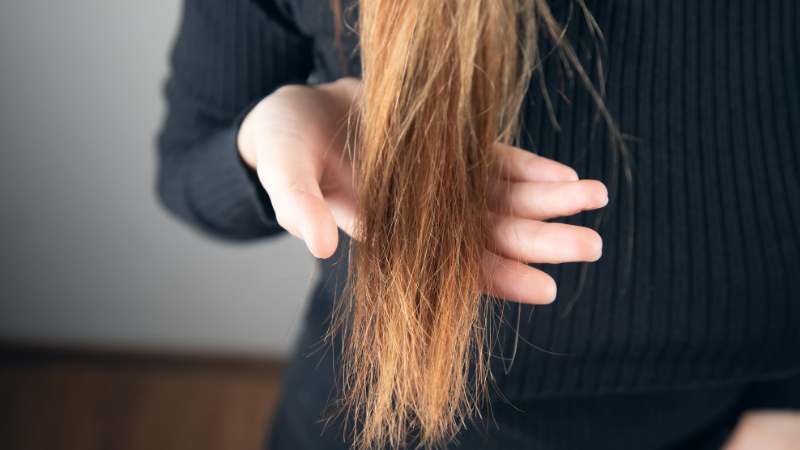 Việc gội đầu, tạo kiểu và tẩy nhuộm dẫn đến tình trạng tóc hư tổn