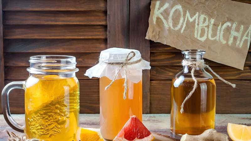 Kombucha được làm từ trà xanh hoặc trà đen, đường và SCOBY
