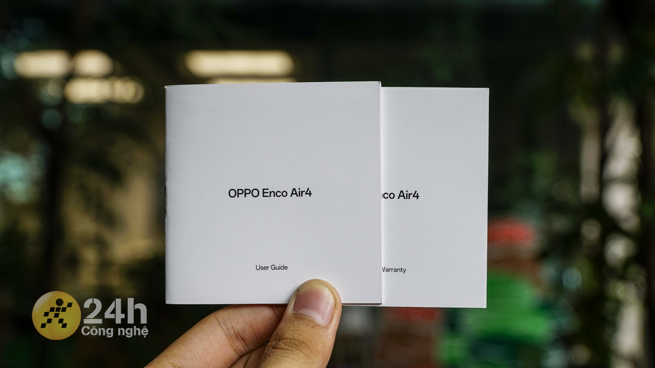 Bên trong hộp đựng OPPO Enco Air4 chứa sách hướng dẫn sử dụng.