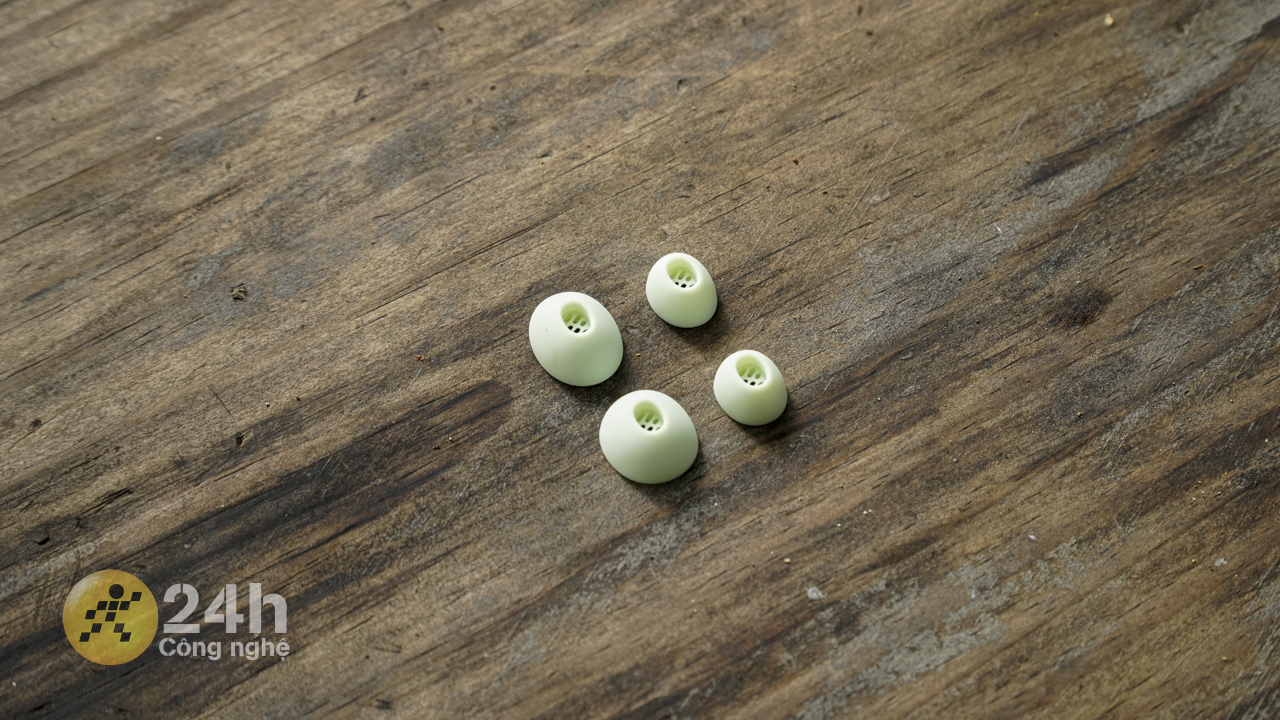 Hãng tặng thêm nhiều núm tai nghe để điều chỉnh kích thước tai.