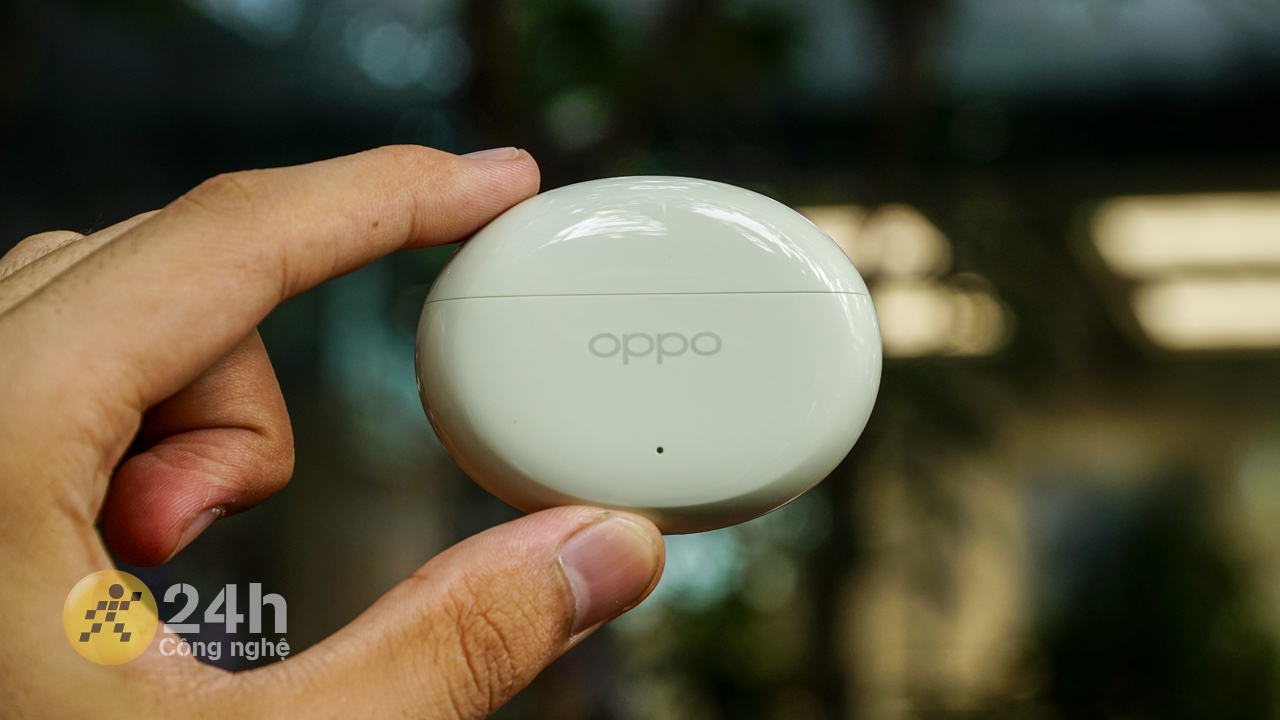 Hộp sạc OPPO Enco Air4 được thiết kế với kiểu dáng hình viên sỏi.
