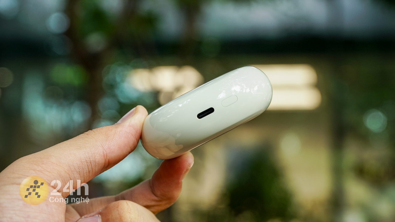 Phần cổng sạc được làm ở cạnh đáy.