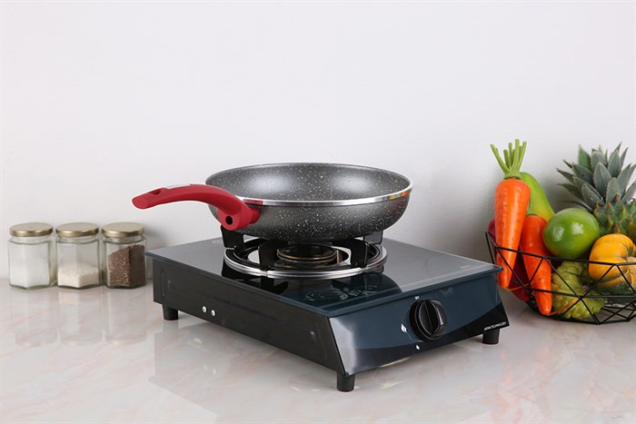 Chảo chống dính Kangaroo KG654M 26 cm, thiết kế hiện đại, phủ chống dính vân đá, tay cầm silicone đỏ