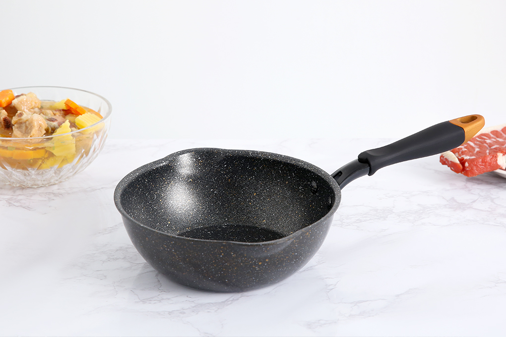 Chảo chống dính Kangaroo KG662XS 20 cm nhỏ gọn, lòng chảo phủ chống dính vân đá, tay cầm màu đen viền cam