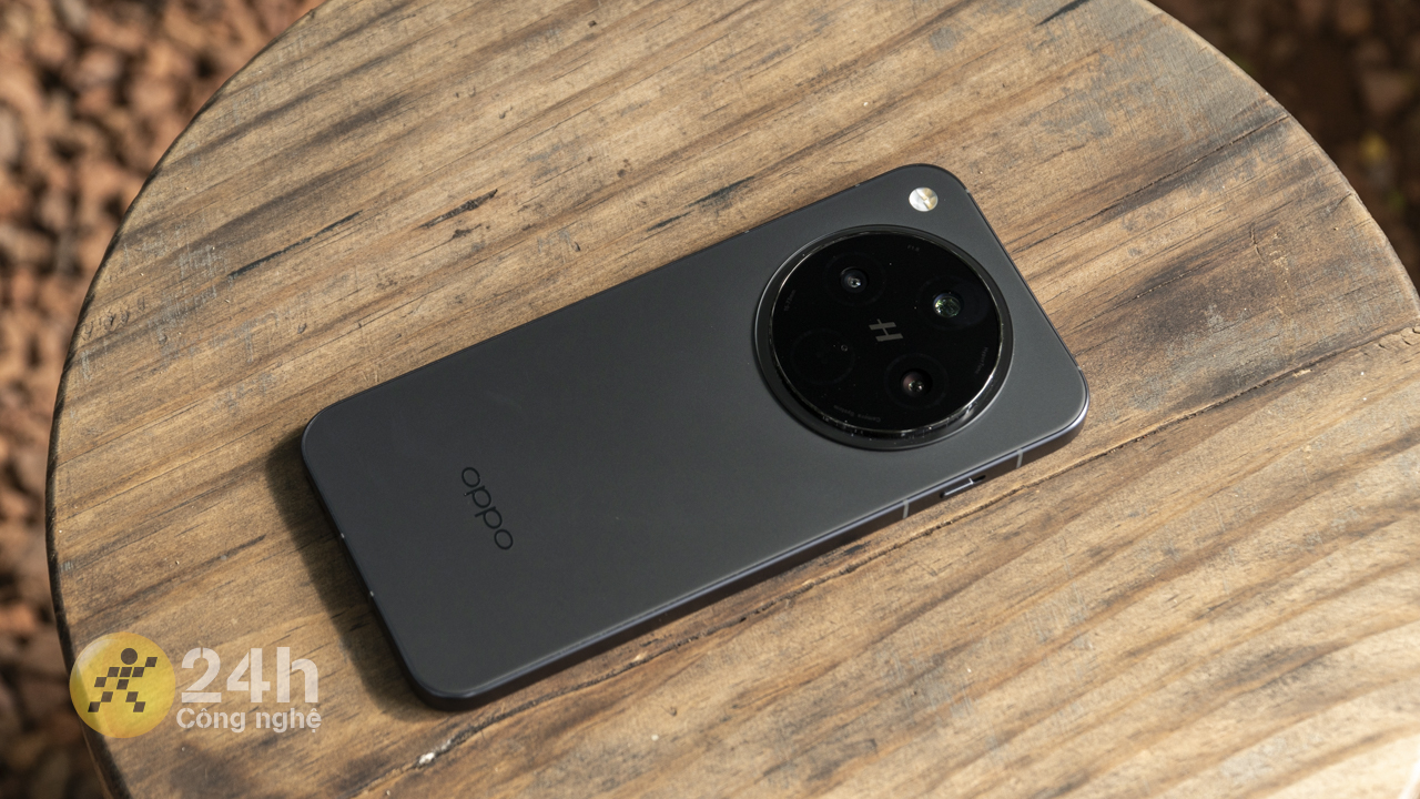 OPPO Find X8 có mặt lưng phẳng cùng cụm camera lớn. OPPO Find X8 có mặt lưng phẳng cùng cụm camera lớn.