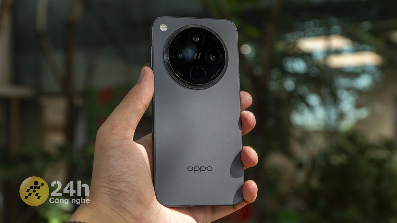 Trải nghiệm cầm nắm OPPO Find X8 rất thoải mái nhờ kích thước nhỏ gọn, cân nặng vừa phải. Trải nghiệm cầm nắm OPPO Find X8 rất thoải mái nhờ kích thước nhỏ gọn, cân nặng vừa phải.