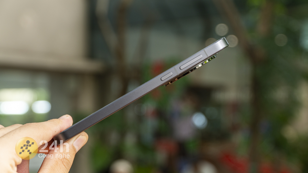 Thiết kế khung viền xước phay của OPPO Find X8 có thể hạn chế tốt tình trạng bám mồ hôi, dấu vân tay khó chịu. Thiết kế khung viền xước phay của OPPO Find X8 có thể hạn chế tốt tình trạng bám mồ hôi, dấu vân tay khó chịu.