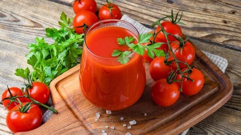 Nên uống nước ép cà chua ở mức độ vừa phải để tránh các tác dụng phụ không mong muốn