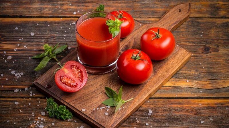 Người cao huyết áp, người mắc bệnh trào ngược dạ dày thực quản và hội chứng ruột kích thích không nên sử dụng nước ép cà chua