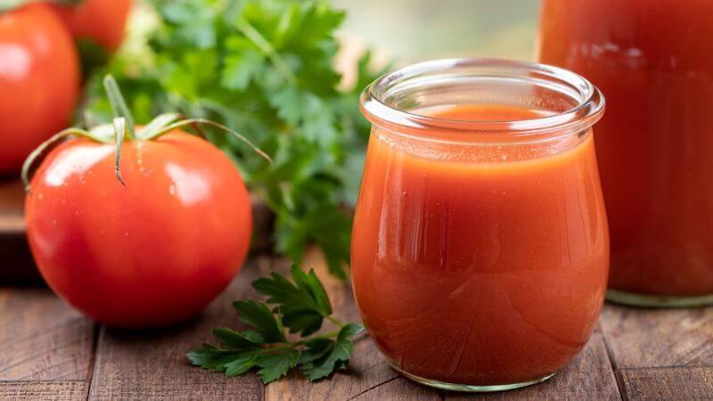 Nước ép cà chua còn là nguồn cung cấp lycopene, vitamin C và beta carotene giúp chống oxy hóa, kháng viêm