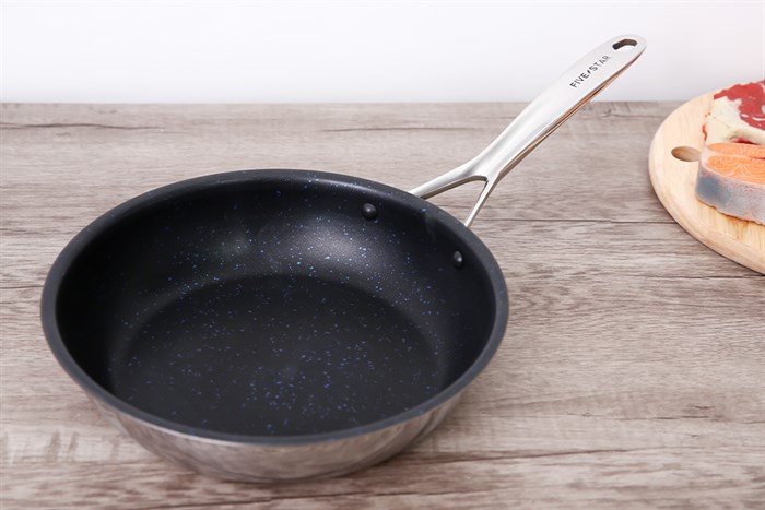 Chảo inox chống dính vân đá đáy từ 22 cm Fivestar FSC22MB được phủ lớp vân đá chống dính an toàn cho sức khỏe, dễ dàng vệ sinh