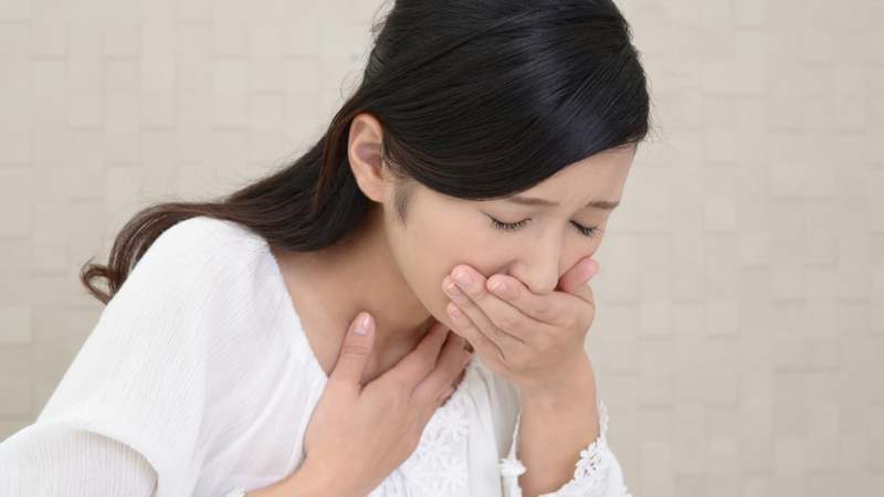 Buồn nôn và nôn là một trong những triệu chứng khi xuất hiện độc tính kẽm