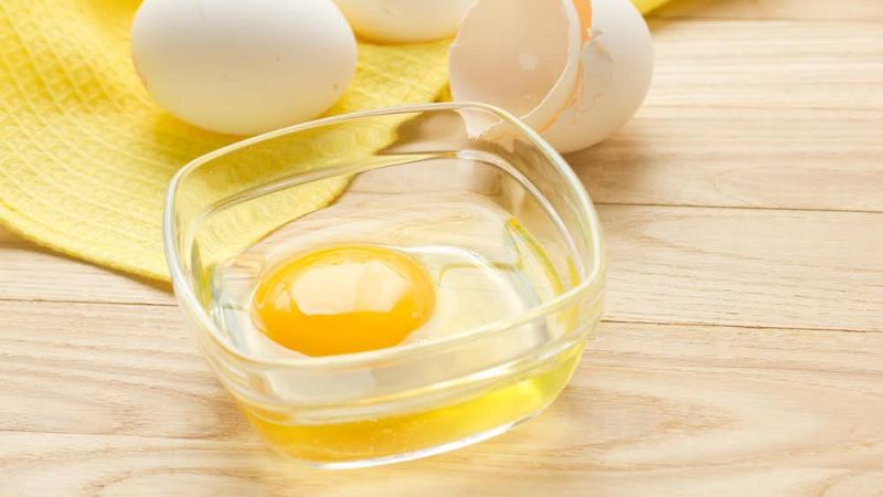 Mặt nạ lòng trắng trứng gà với nha đam giúp làm dịu da