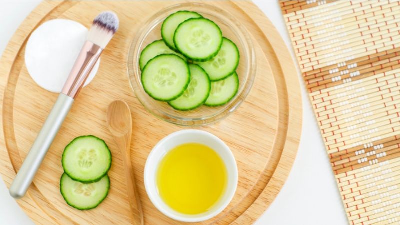 Mặt nạ lòng trắng trứng gà với dưa leo giúp dưỡng ẩm và làm dịu da