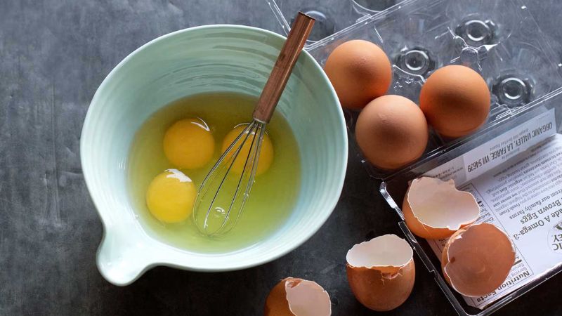 Mặt nạ lòng trắng trứng gà và sữa chua giúp dưỡng ẩm và làm mềm da