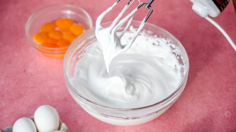 Rửa mặt sạch bằng nước mát sau khi đắp mặt nạ để thu nhỏ lỗ chân lông