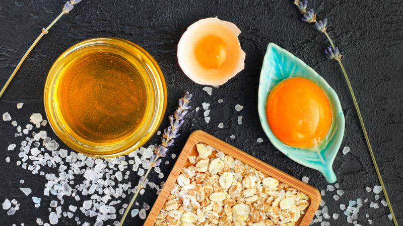 Mặt nạ lòng trắng trứng gà mật ong có tác dụng nuôi dưỡng và làm se khít lỗ chân lông 